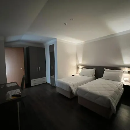 Aquila Nera 3*